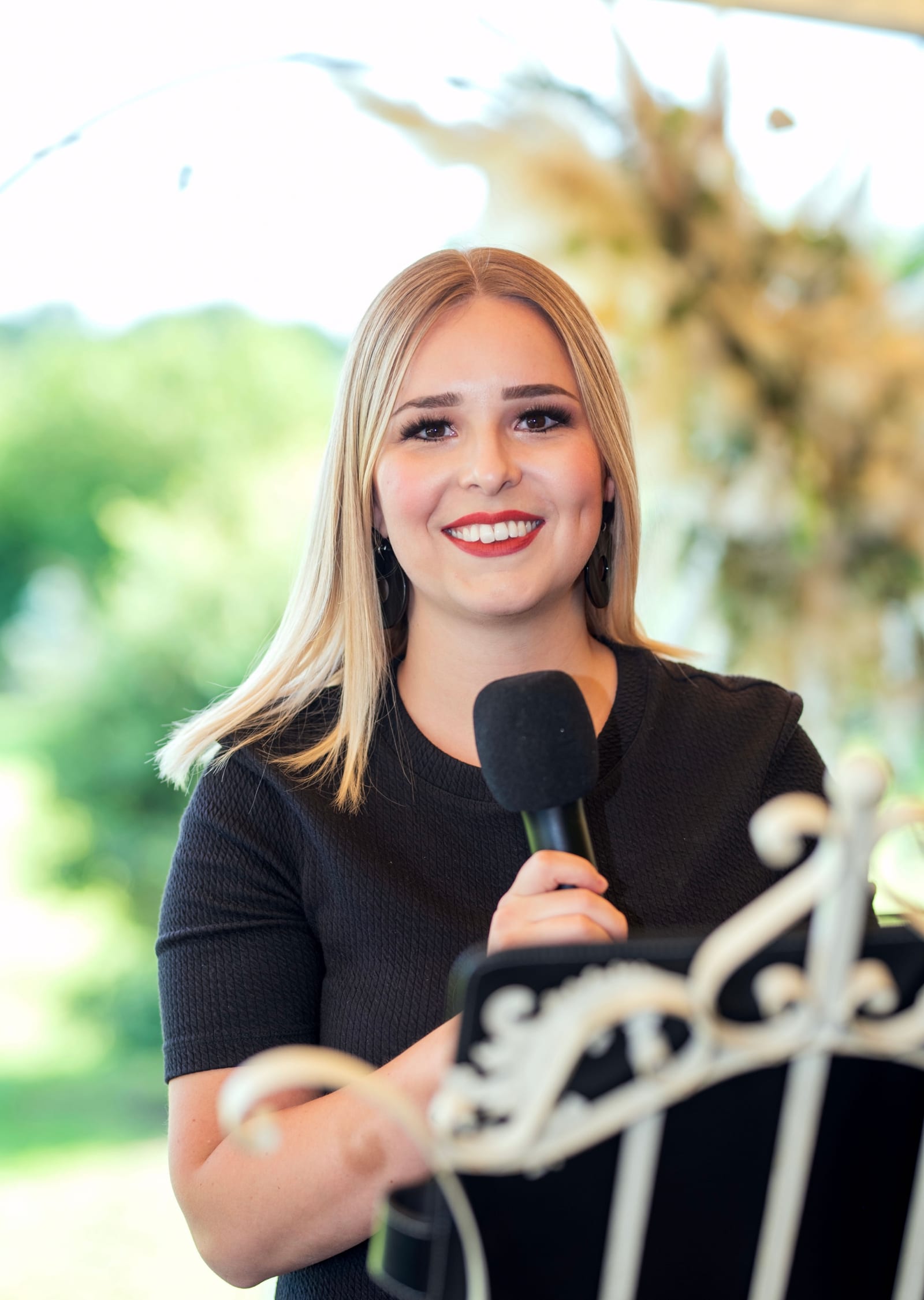 Selina Stracke bei einer freien Trauung — warmes Indoor-Portrait