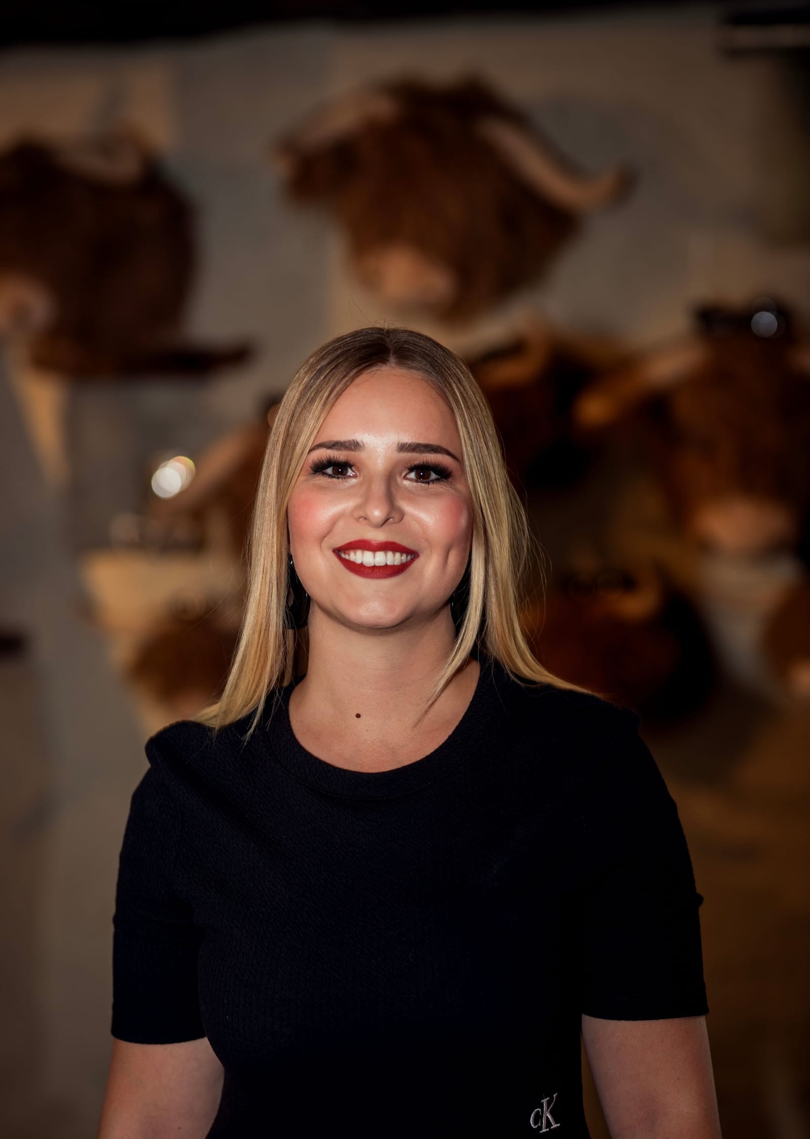 Selina im Veranstaltungs-Setting — warmes Lichterketten-Portrait