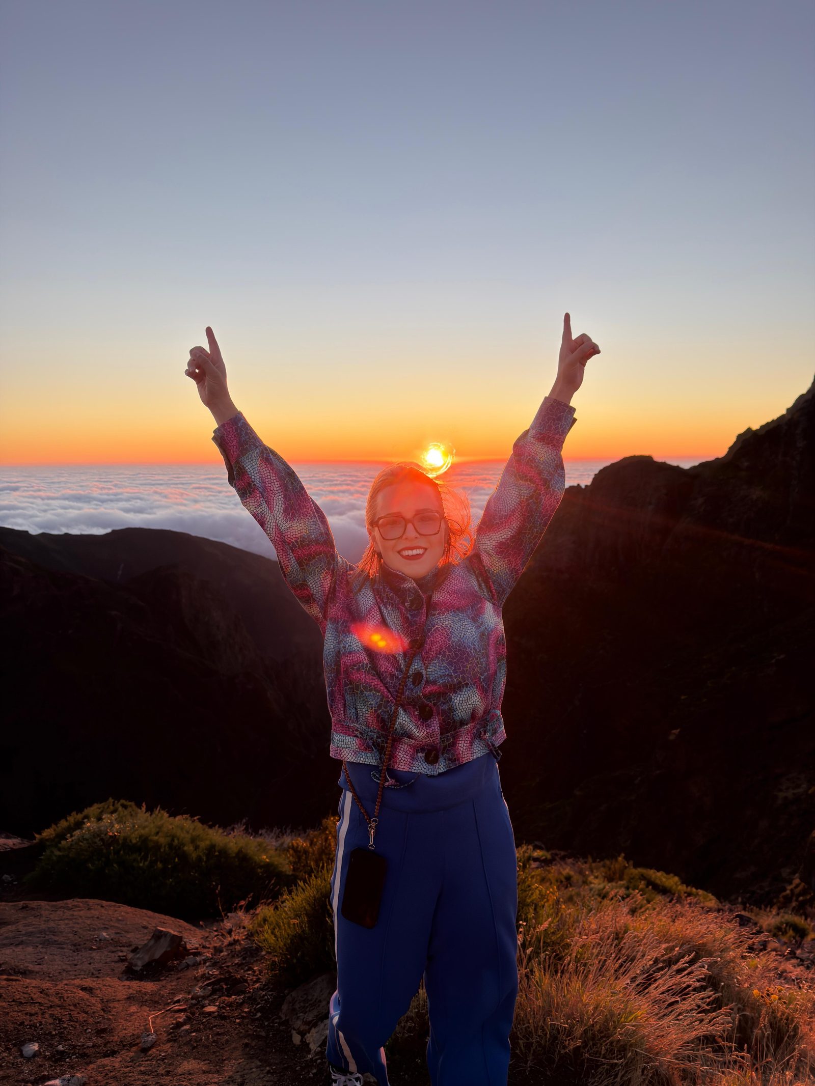 Selina auf Madeira, Sonnenaufgang am Pico, die Arme voller Freude nach oben