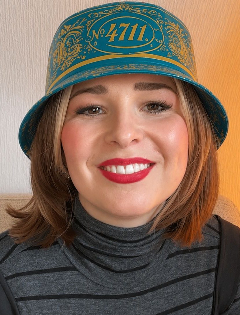 Selina lächelnd mit einer 4711-Mütze, dem Kölner Kultsymbol