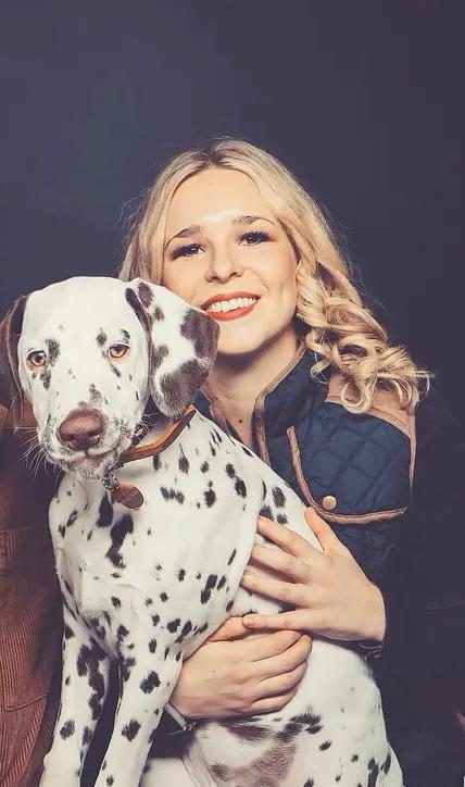 Selina lacht mit ihrem Dalmatiner Wiesel im Arm