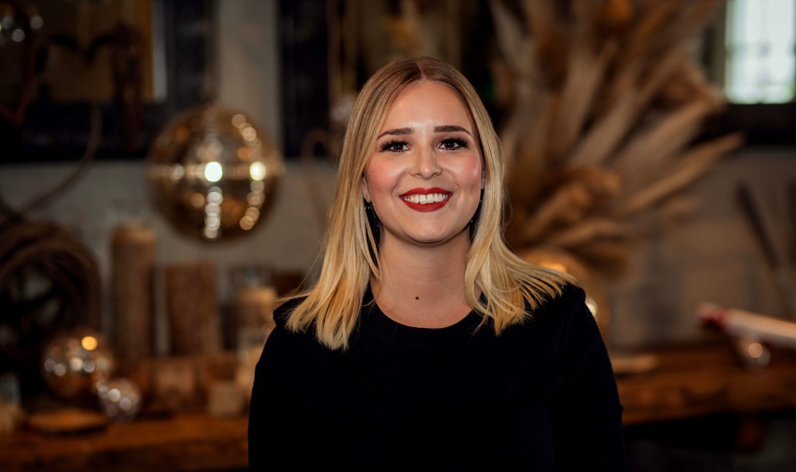 Selina Stracke bei einer Trauung — warme Lichterketten-Atmosphäre